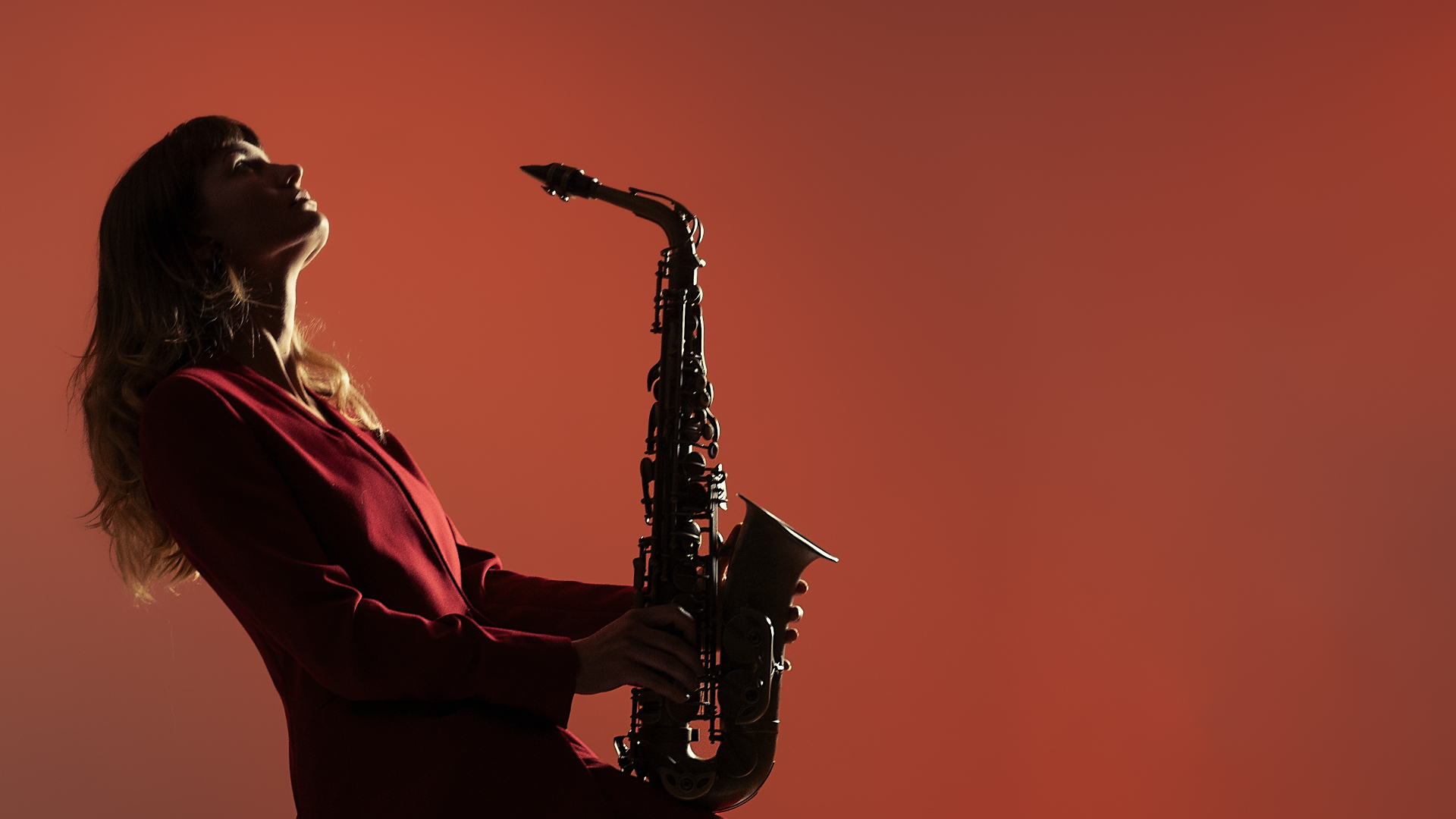 Kristína performing saxophone in a contemporary setting